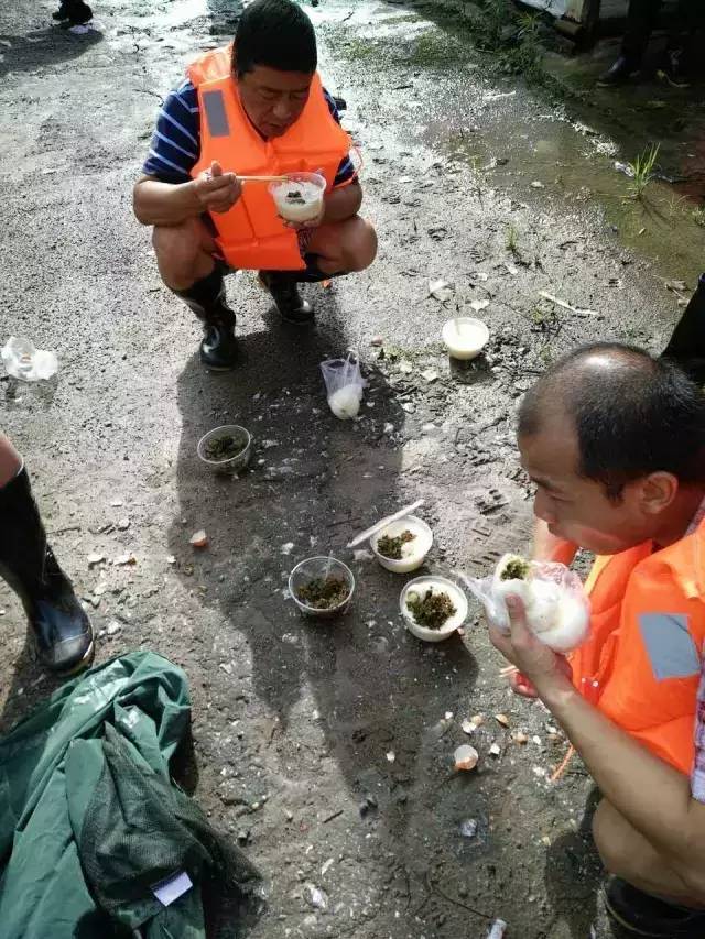 抗洪救灾图